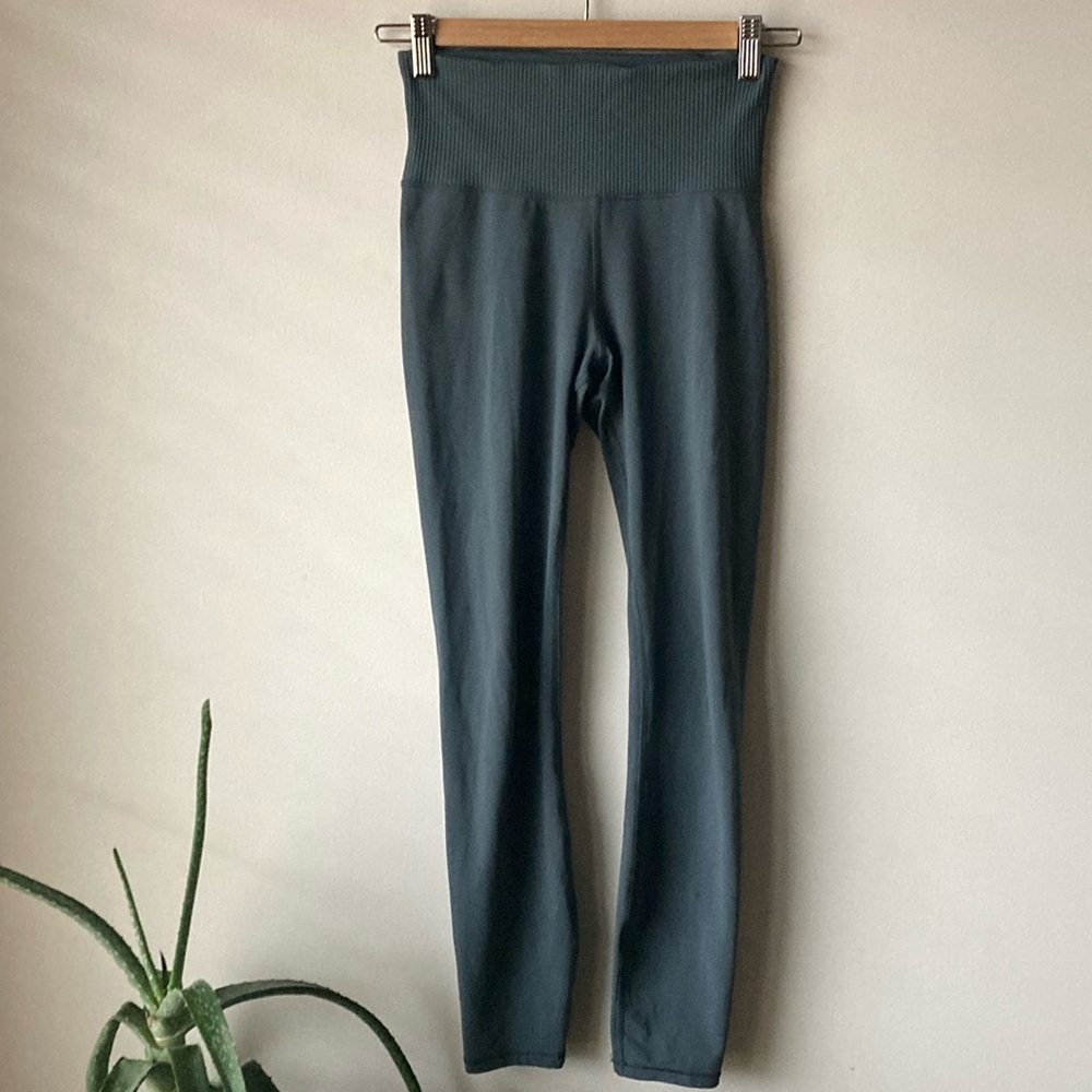 Vuori Ribbed Studio Leggings in Stone